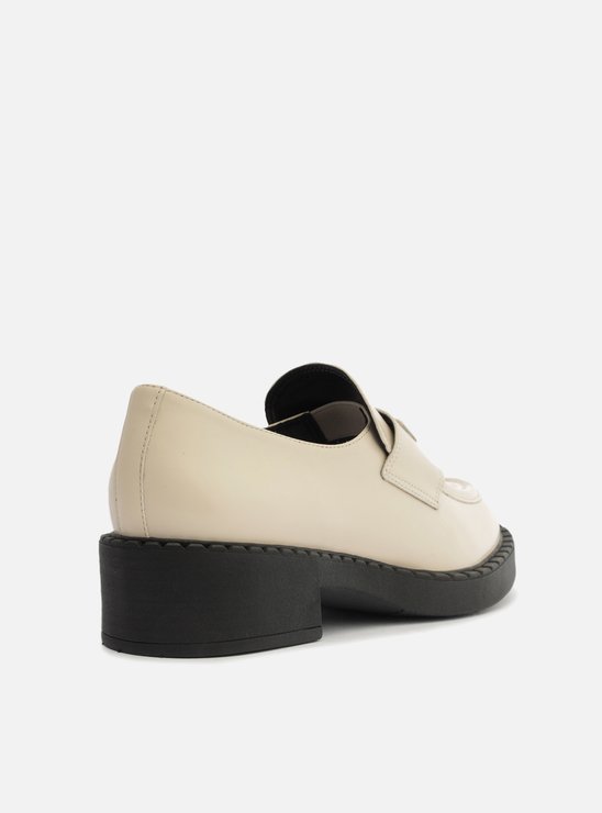 Mocassim Off-White Bico Redondo Metal