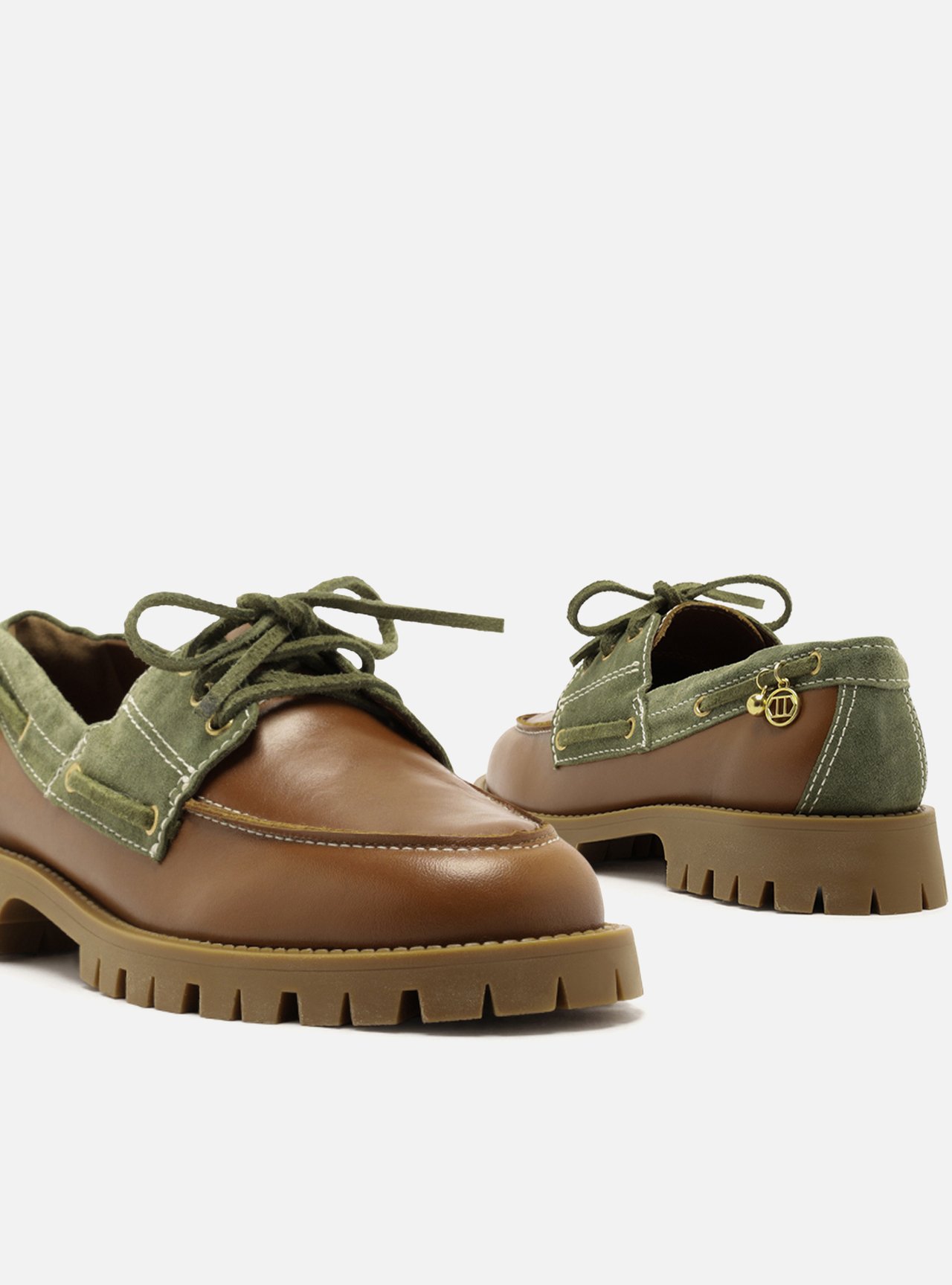 Mocassim Bico Redondo Amarração Suede Metais — foto 4