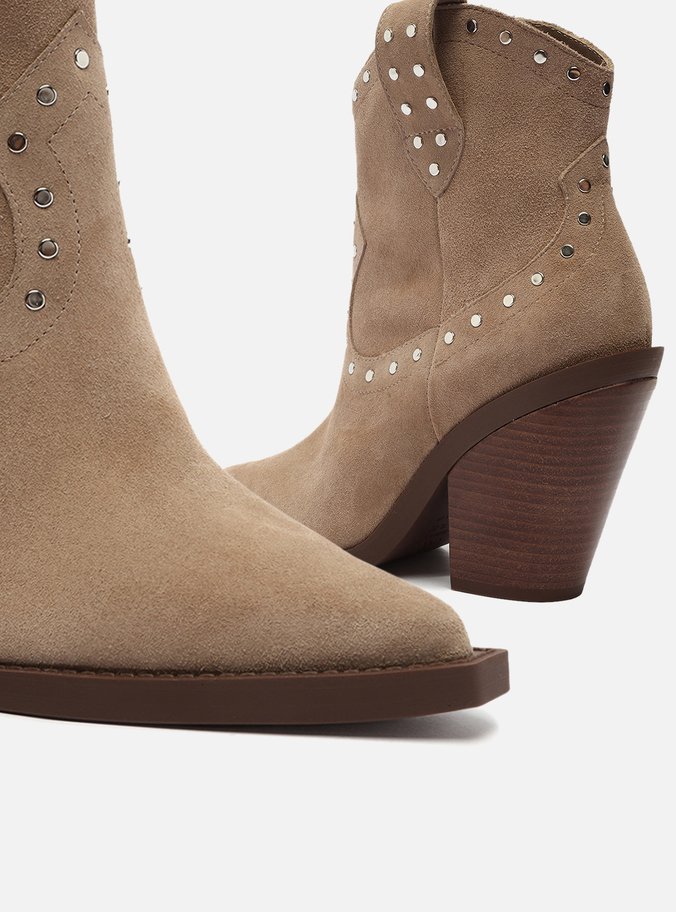 Bota Marrom Acamurçada Cano Curto Tachas Western
