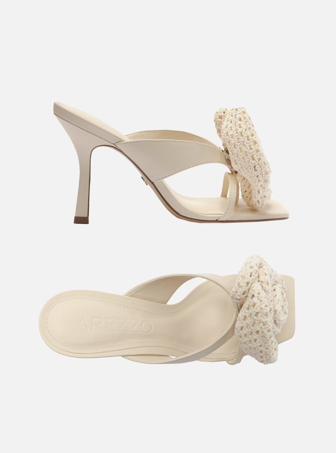 Sandália Off-White Salto Fino Flor Crochê