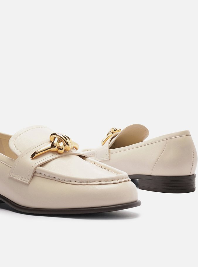 Mocassim Branco Couro Bico Redondo Metal Nó