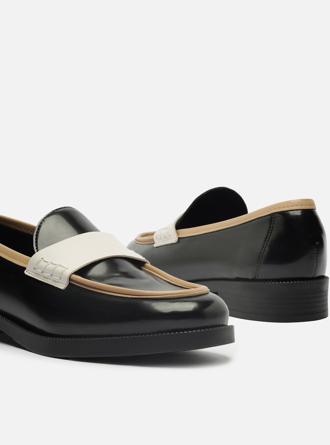 Mocassim Preto Bico Redondo Tira Branca
