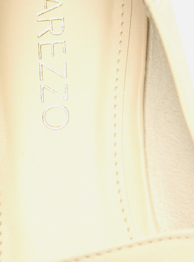 Mocassim Off-White Couro Bridão Metálico Luma