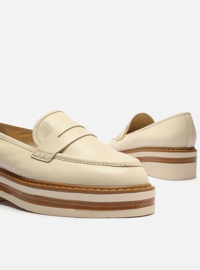Mocassim Off-White Couro Solado
