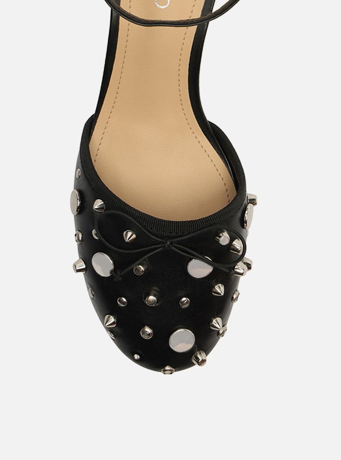 Scarpin Preto Couro Salto Bloco Aberto Tachas