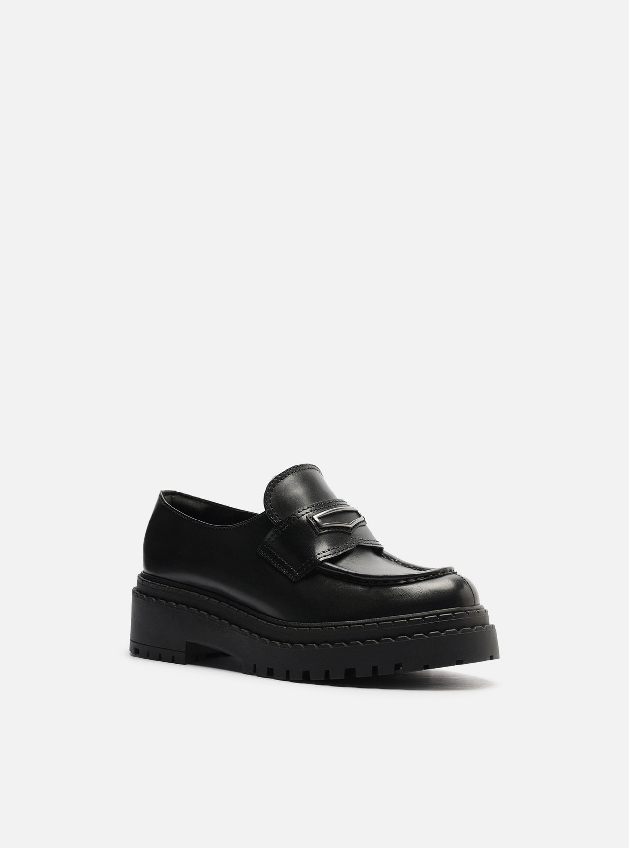 Mocassim Preto Couro Tratorado Tira Metal — foto 2