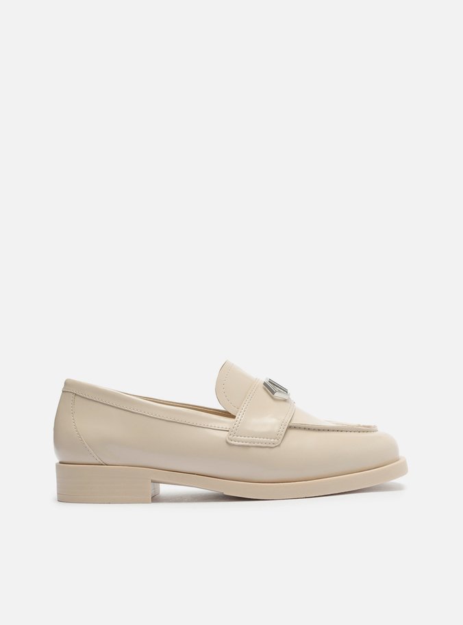 Mocassim Nude Bico Redondo Tira Metal