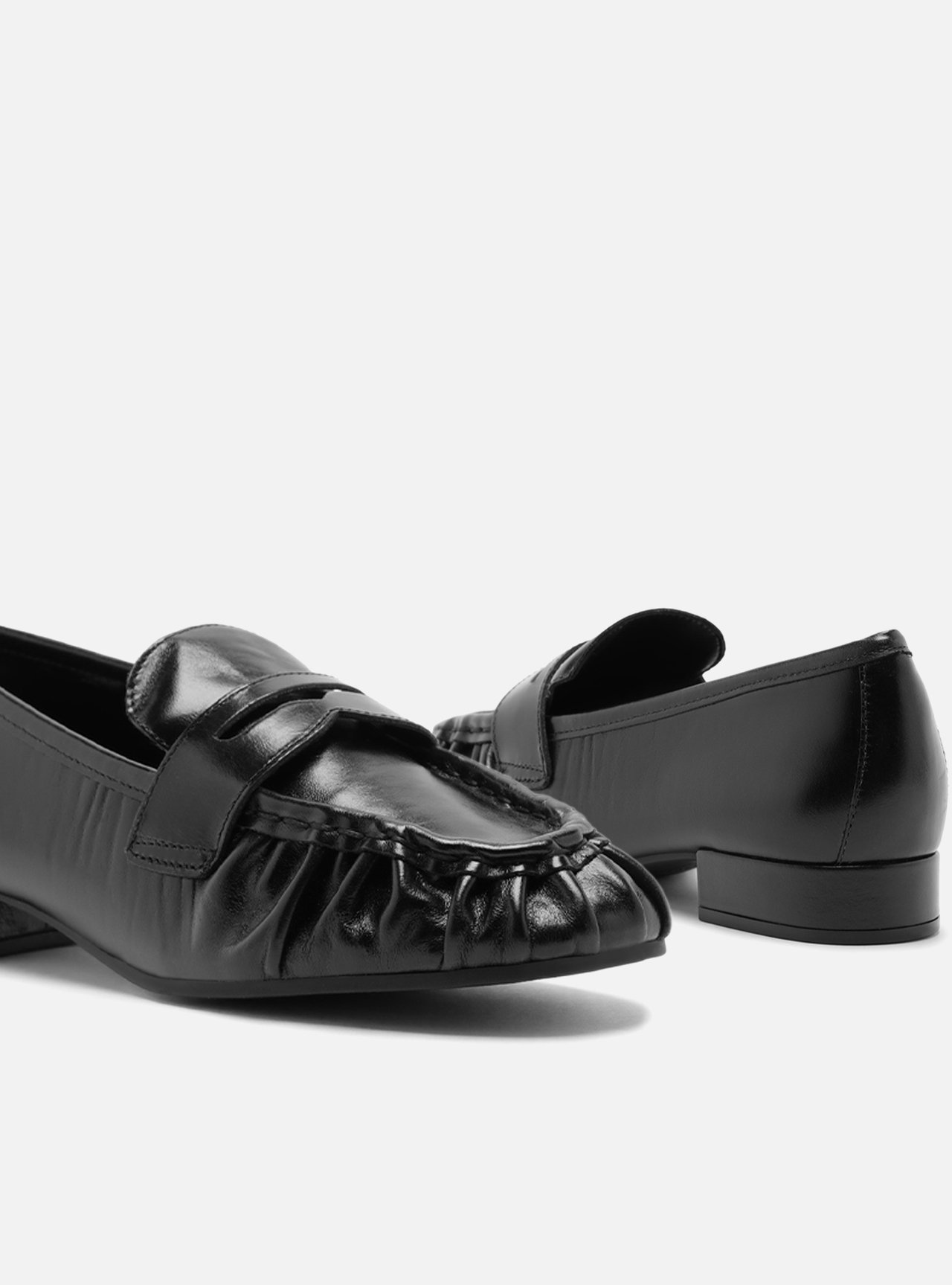 Mocassim Preto Couro Bloco Tira Franzidos — foto 4
