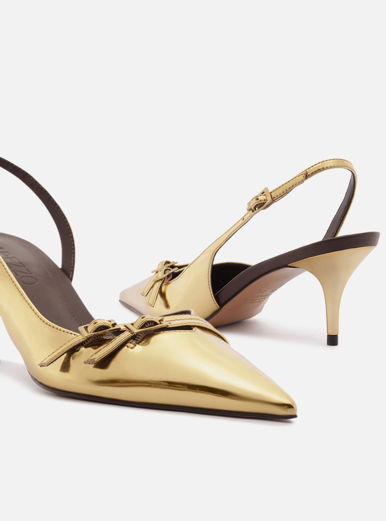 Scarpin Dourado Couro Salto Baixo Fino Fivelas — foto 4