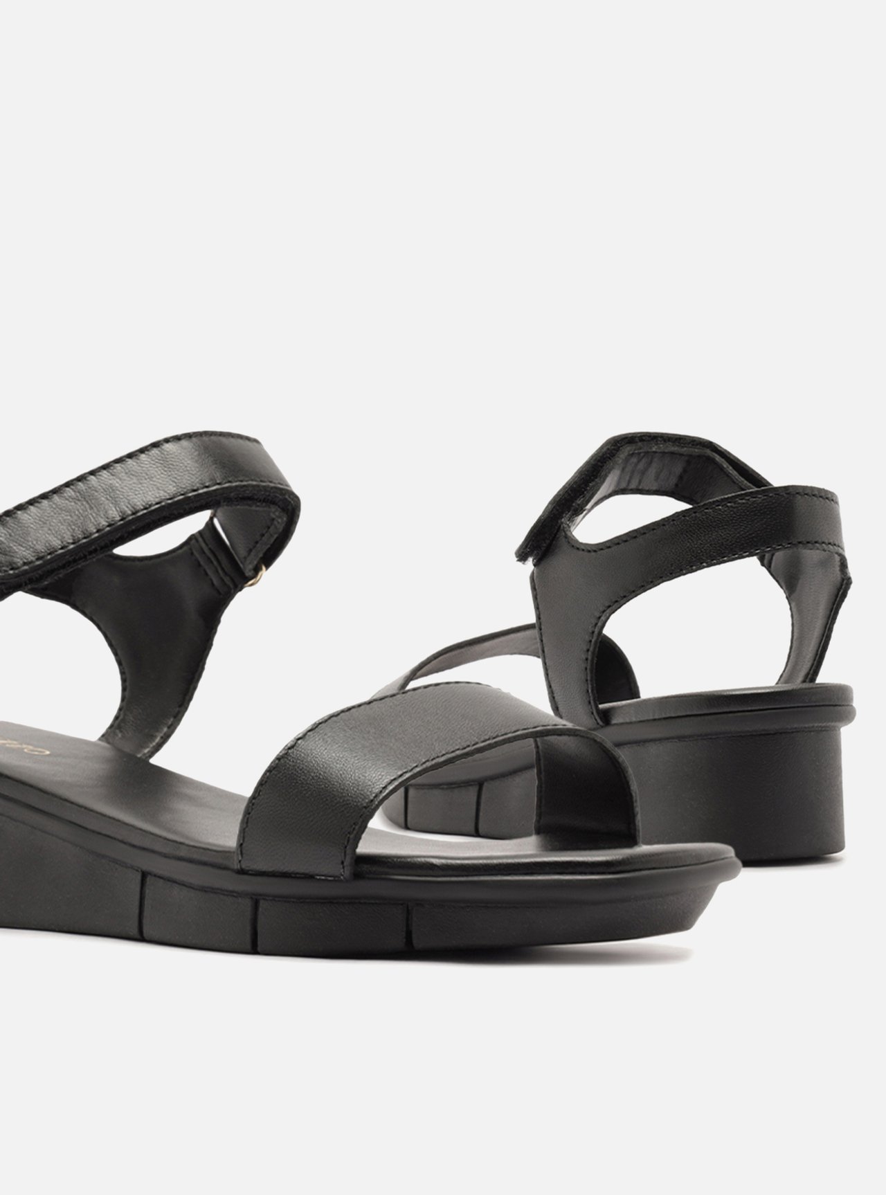 Sandália Preta Couro Flatform Comfort — foto 4