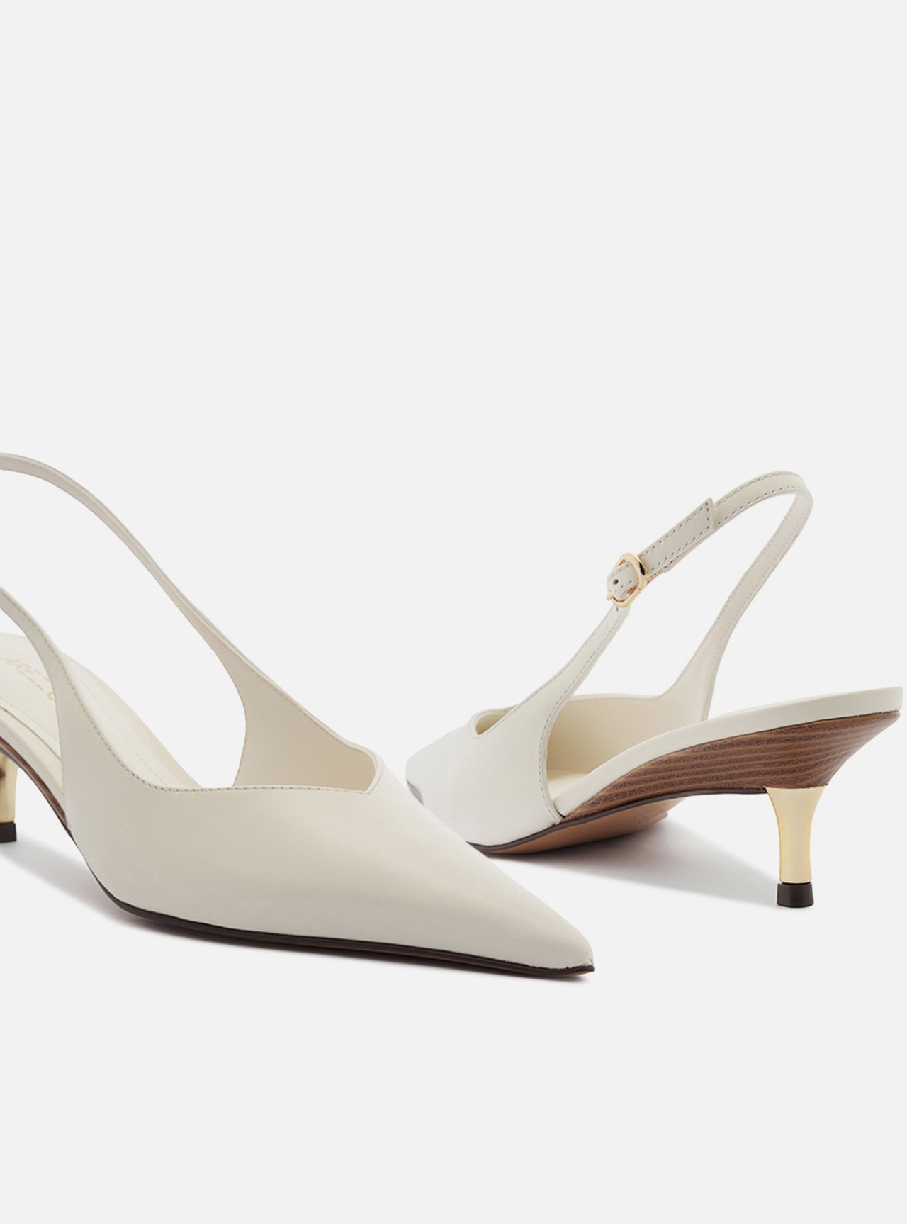 Scarpin Branca Couro Salto Fino Fivela Slingback — foto 4