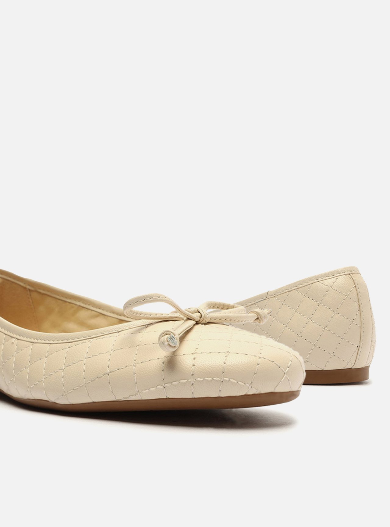 Sapatilha Off-White Matelassê Bico Redondo — foto 4