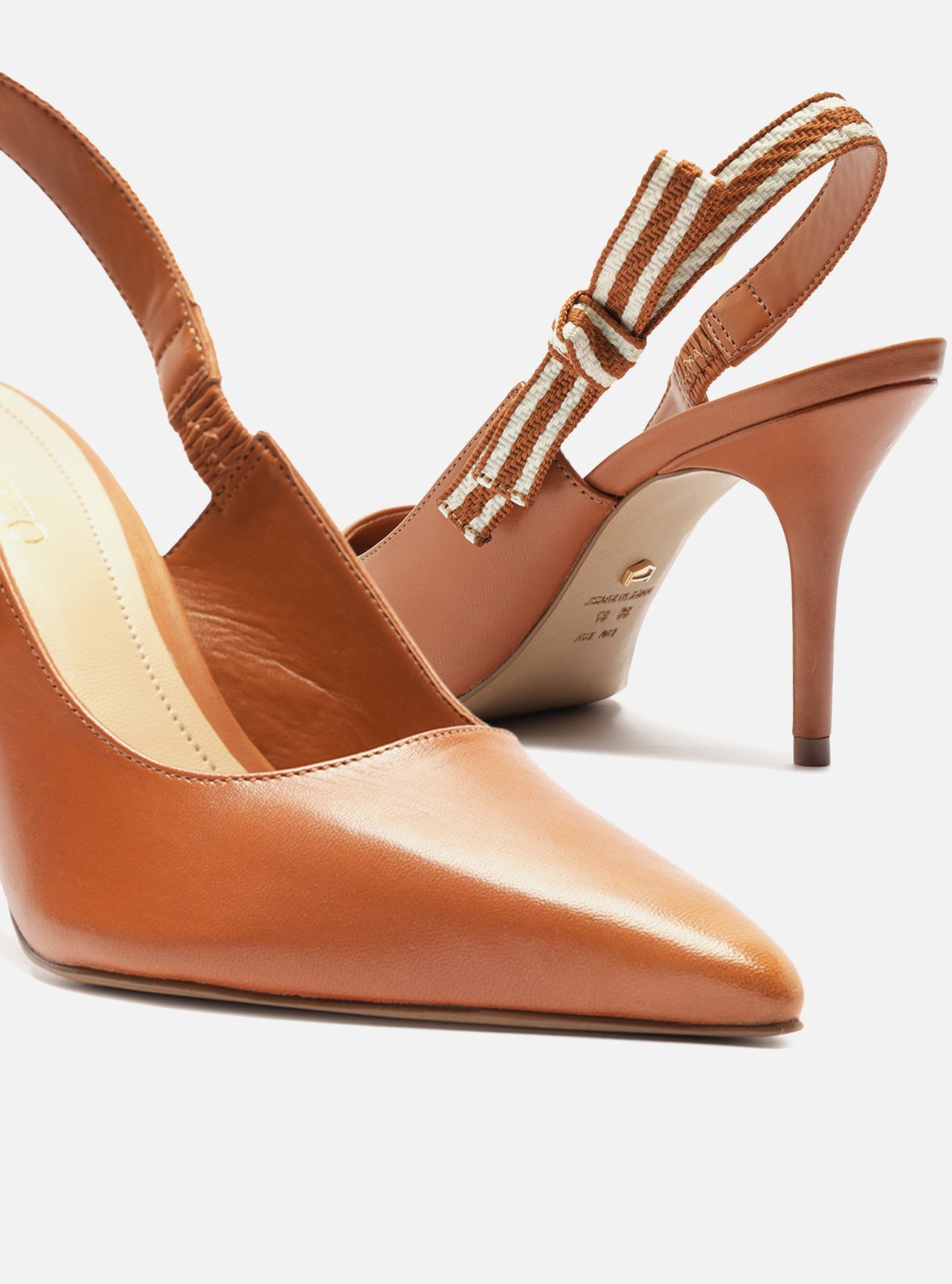 Scarpin Marrom Couro Salto Médio Slingback Laço — foto 4