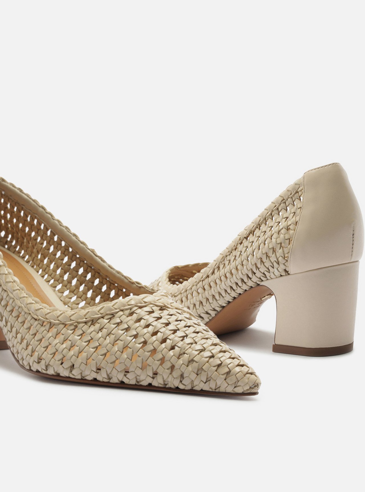 Scarpin Off White Trançado Salto Médio Bloco — foto 4