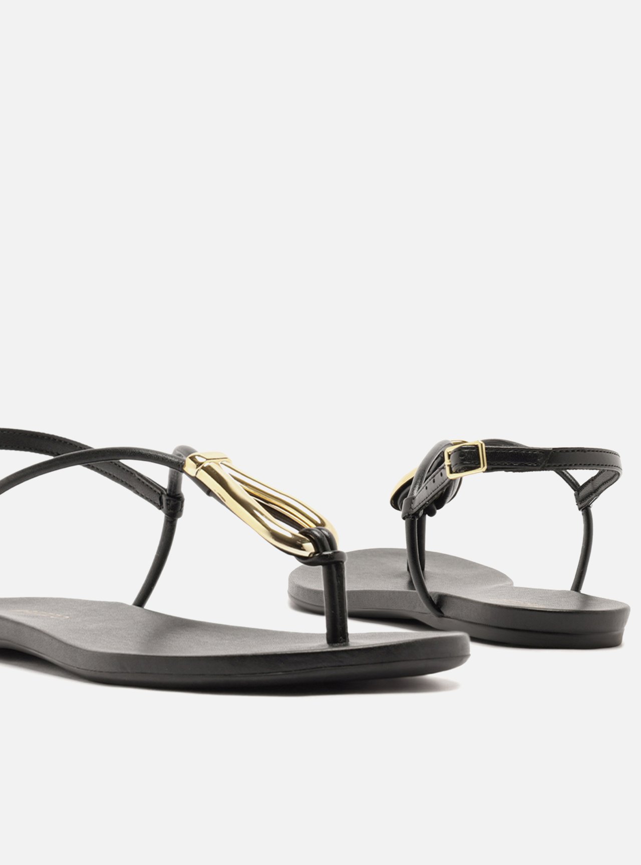 Sandália Rasteira Preta Slim Metal Dourado — foto 4