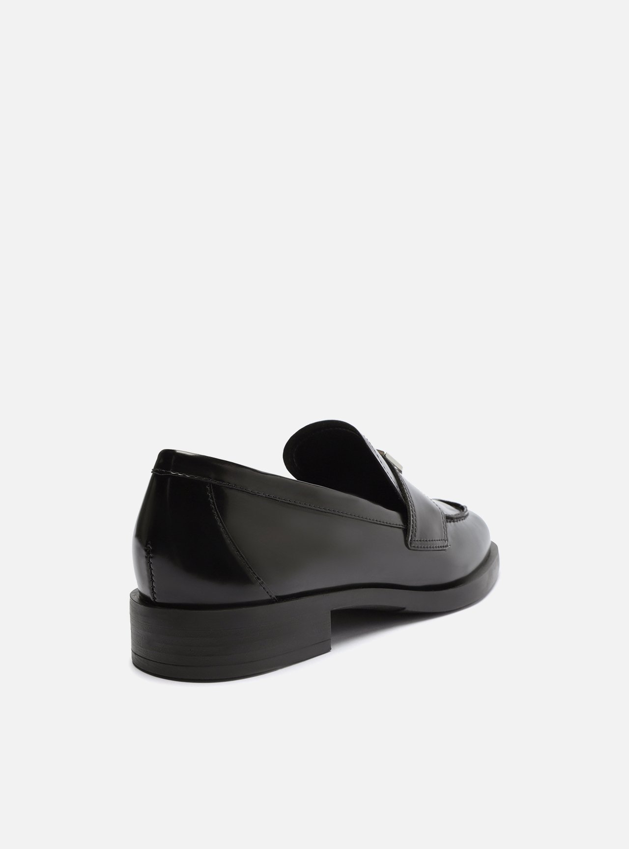 Mocassim Preto Bico Redondo Tira Metal — foto 3