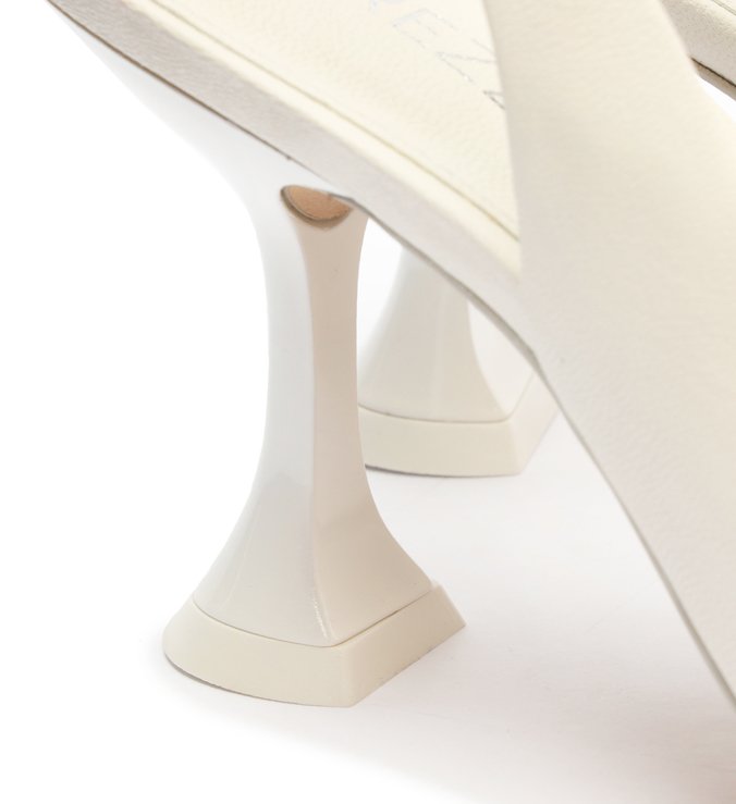 Scarpin Branco Couro Salto Taça Slingback