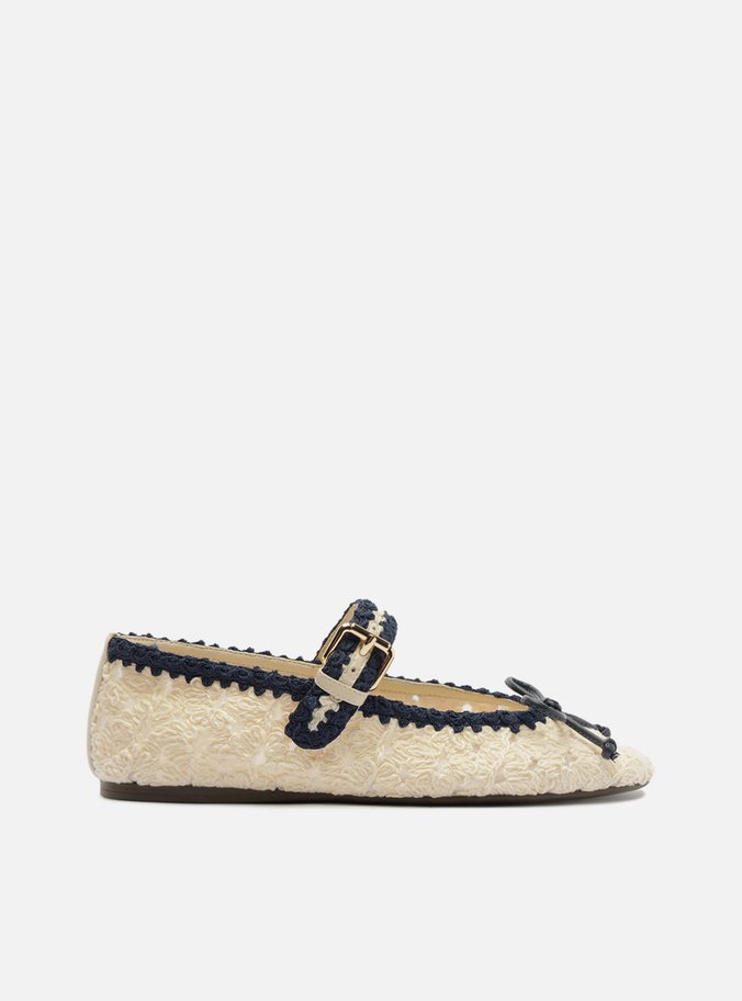 Sapatilha Branca Bico Redondo Fivela Bordados