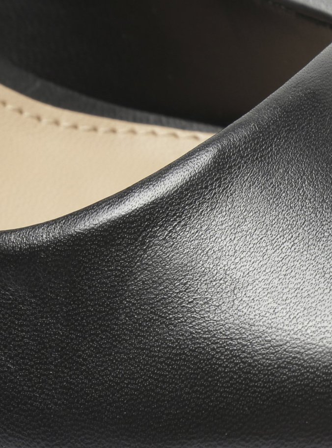 Scarpin Preto Couro Salto Médio Fino Básico