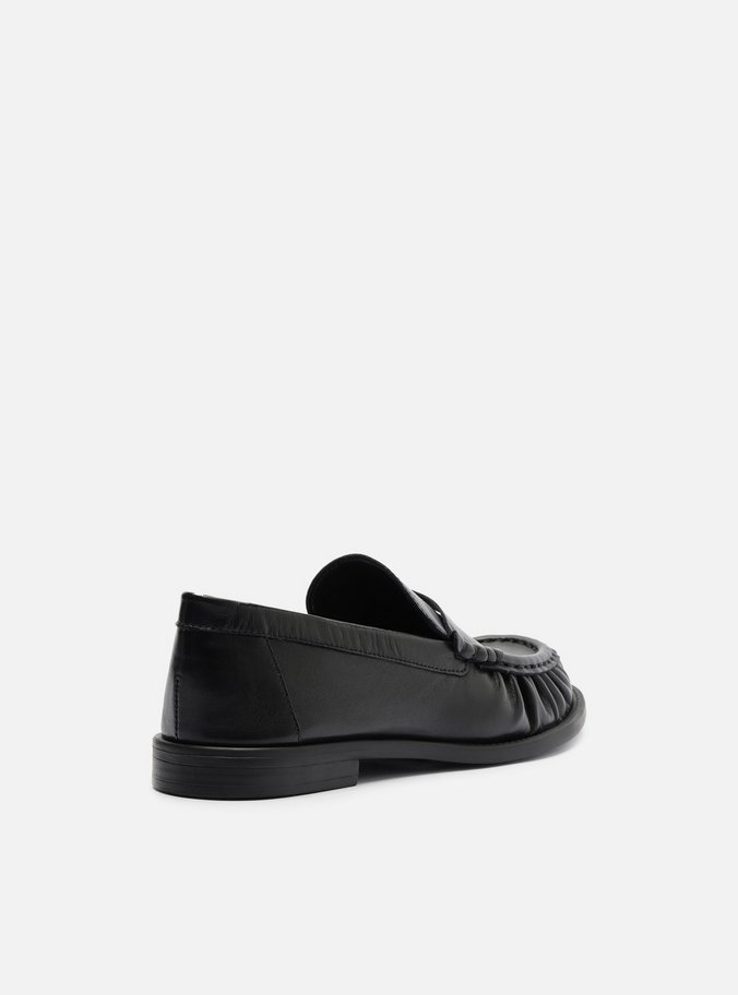 Mocassim Preto Couro Franzido Tira