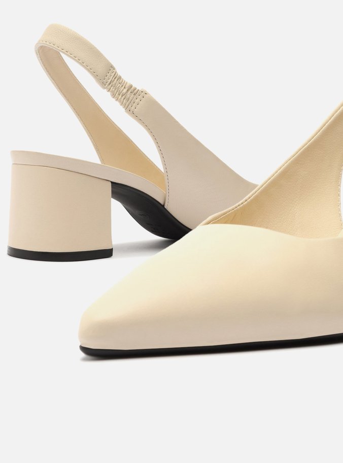 Scarpin Off-White Couro Salto Baixo Helena