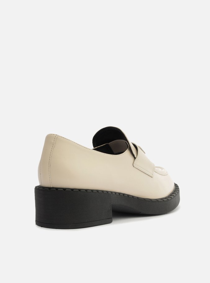 Mocassim Off-White Bico Redondo Metal