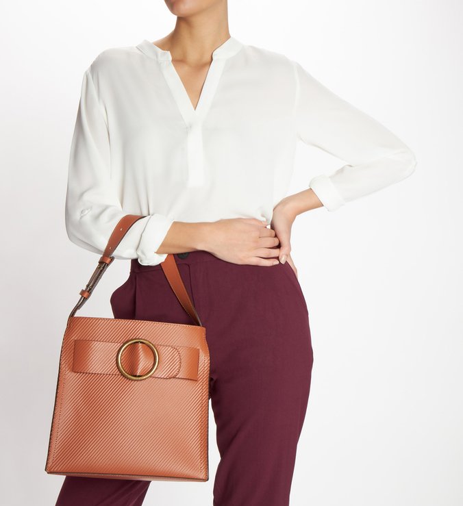 Bolsa Hobo Couro Allegra Stripes Média Argila Real
