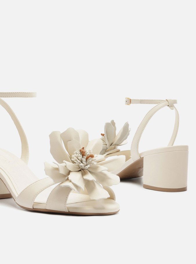 Sandália Off-White Couro Salto Bloco Flor