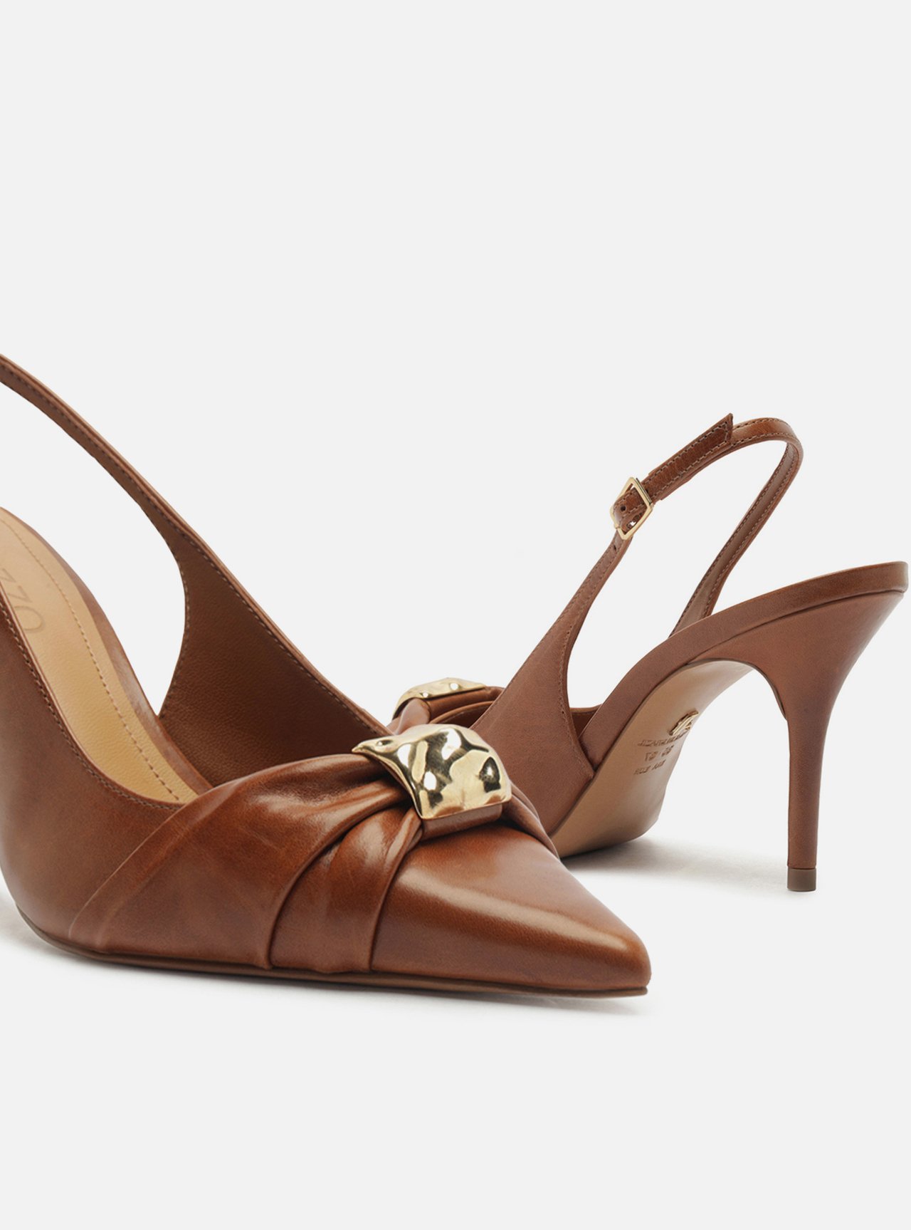 Scarpin Marrom Couro Bico Fino Slingback Metal — foto 4