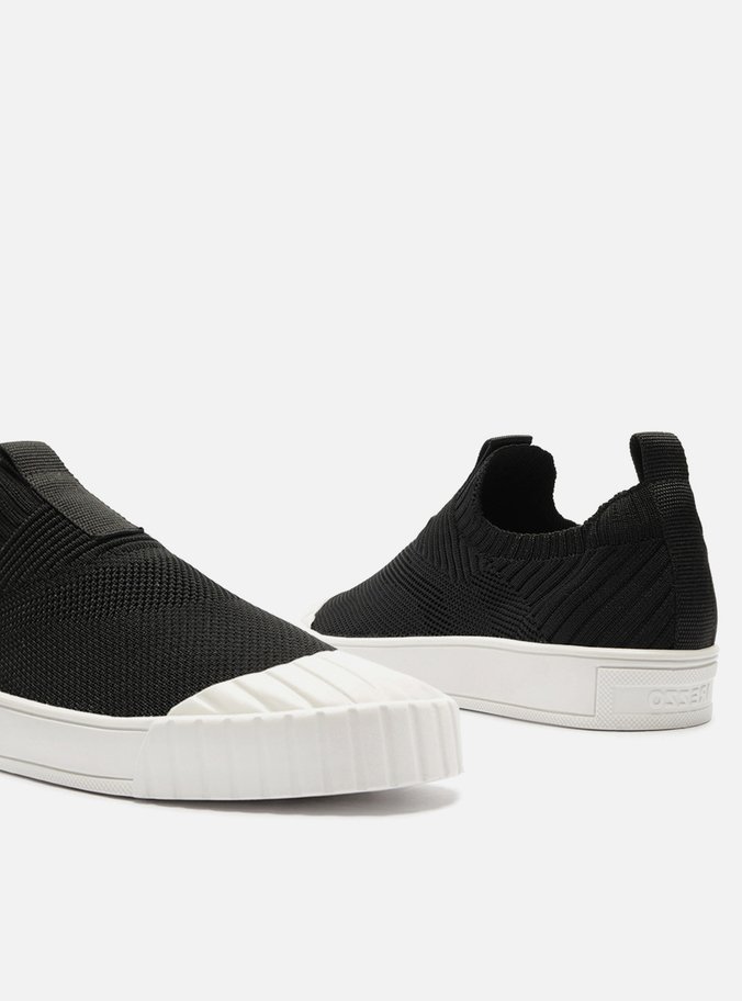 Tênis Slip On Preto Knit Biqueira