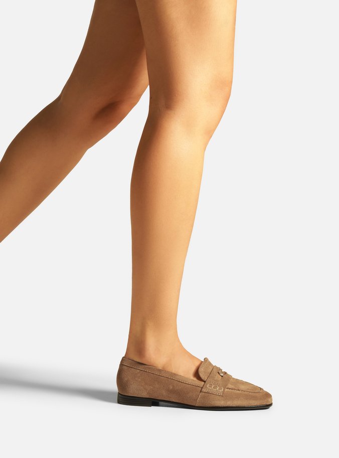 Mocassim Bege Suede Tira Medalha