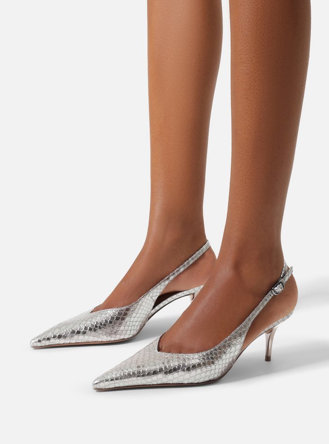 Scarpin Prateado Couro Salto Fino Fivela Slingback
