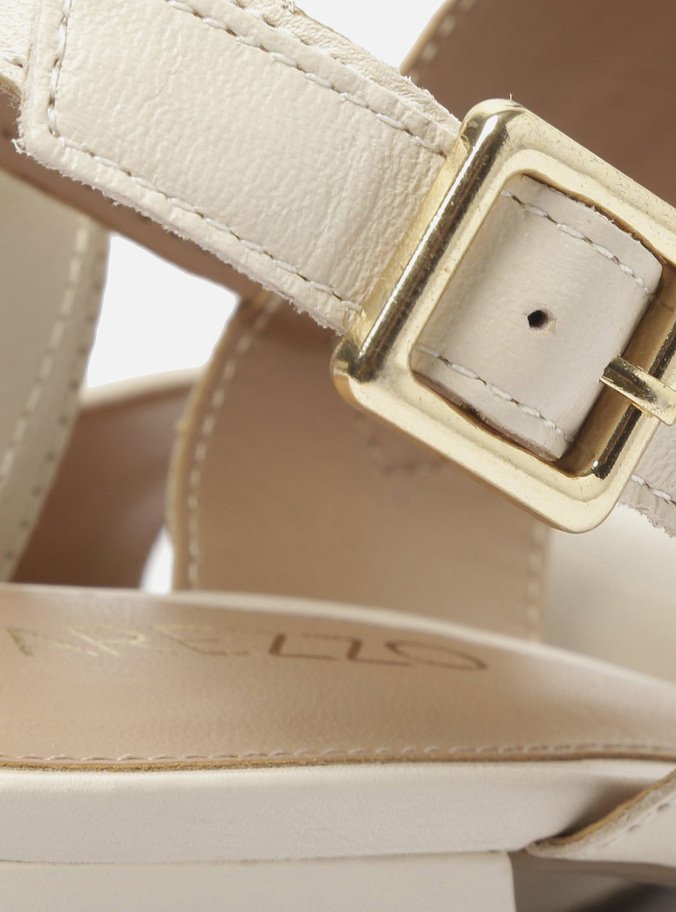 Sandália Off-White Fivela