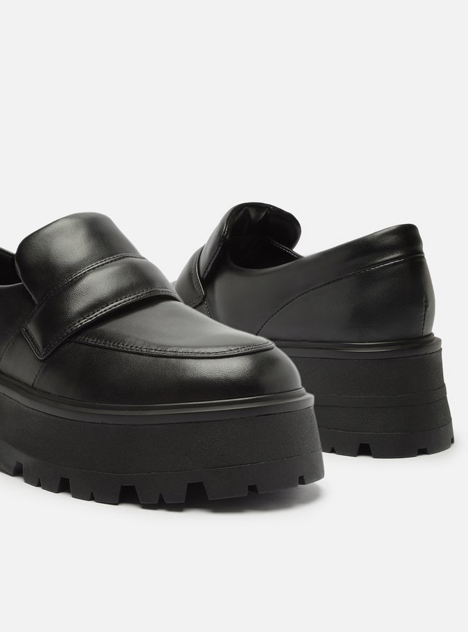 Mocassim Preto Couro Salto Médio Tratorado