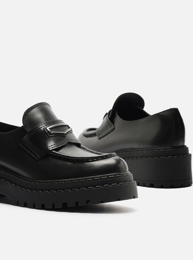 Mocassim Preto Couro Tratorado Tira Metal