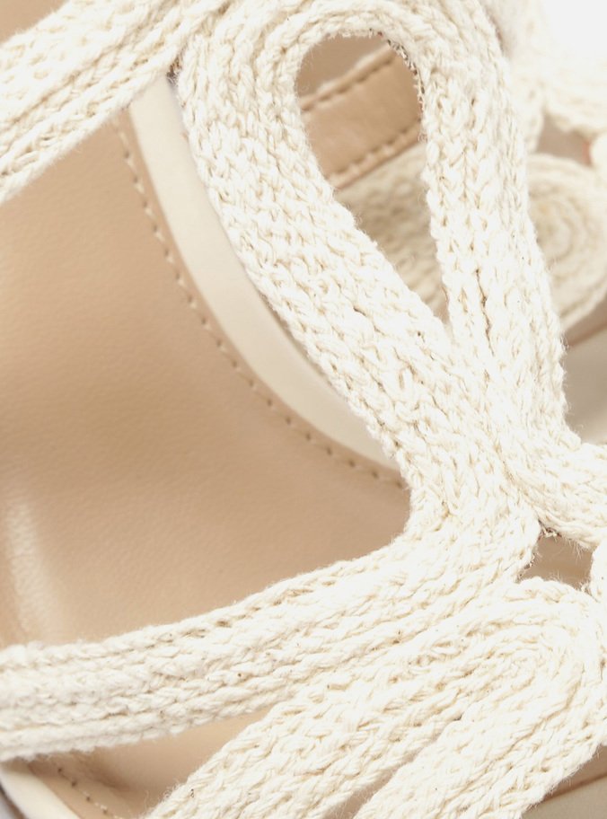 Sandália Off-White Bloco Alto Bordado