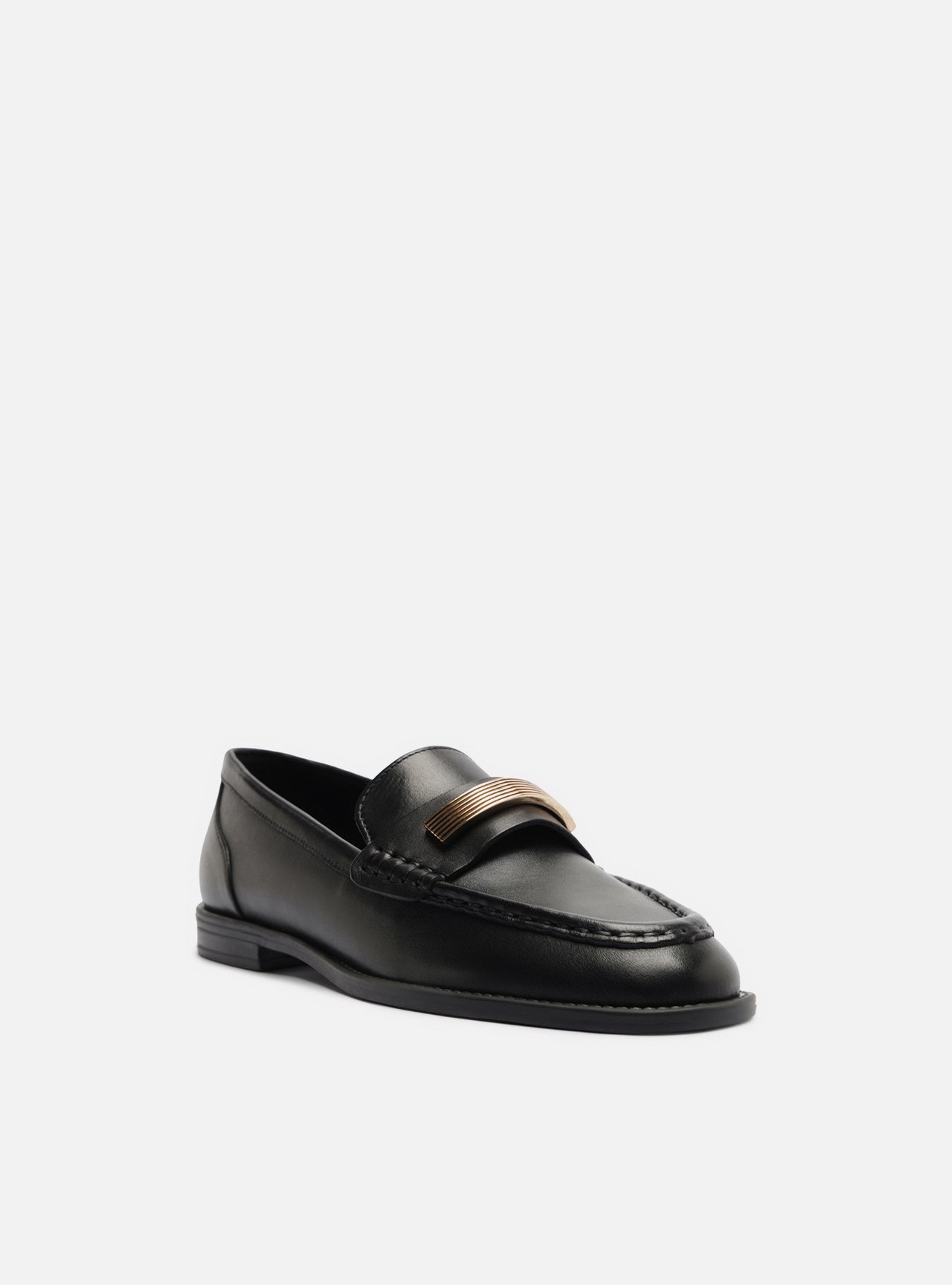 Mocassim Preto Couro Bico Redondo Metais — foto 2