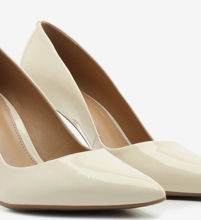 Scarpin Branco Verniz Salto Fino Bico Fino Off-White