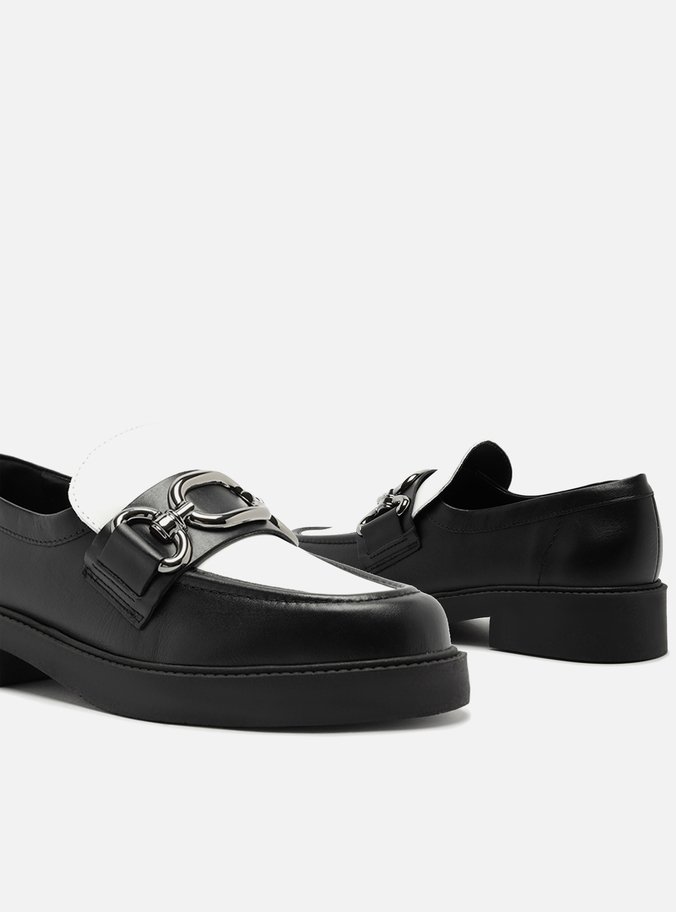 Mocassim Preto Couro Bridão Metálico Maxi Branco