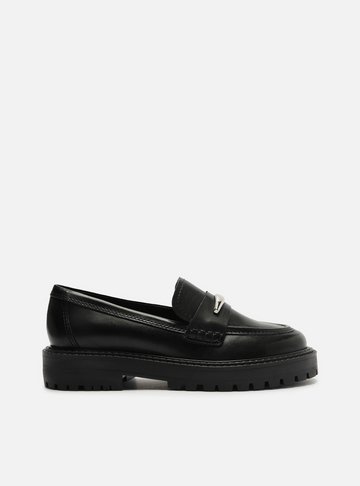 Mocassim Preto Couro Detalhe Metálico Tratorado