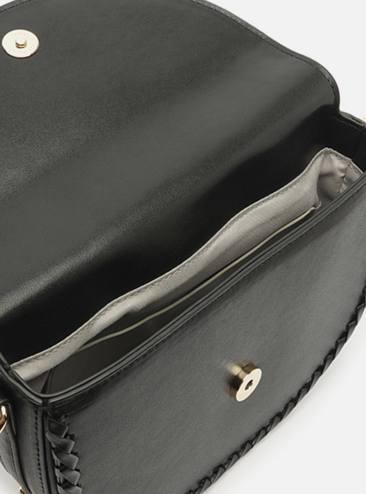 Bolsa Tiracolo Preta Pequena Corrente Tampo — foto 4