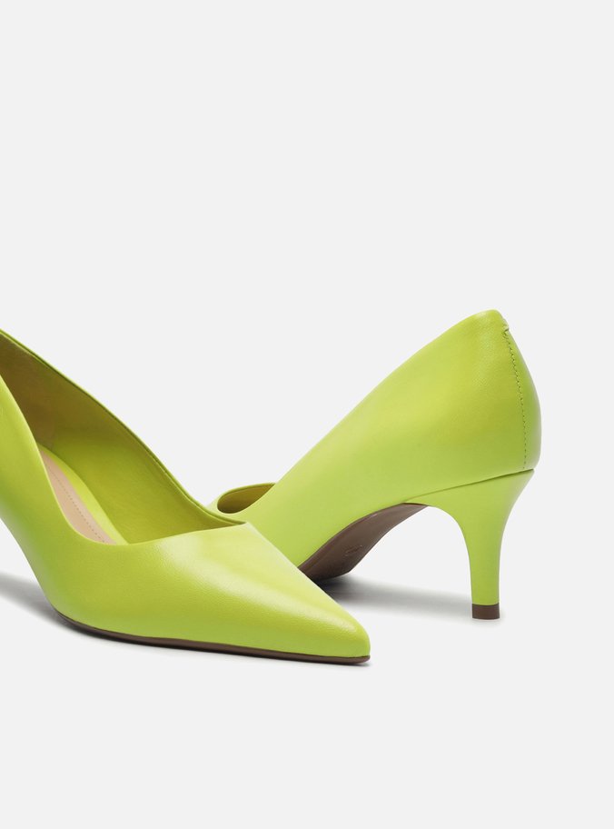 Scarpin Verde Couro Salto Médio Bico Fino