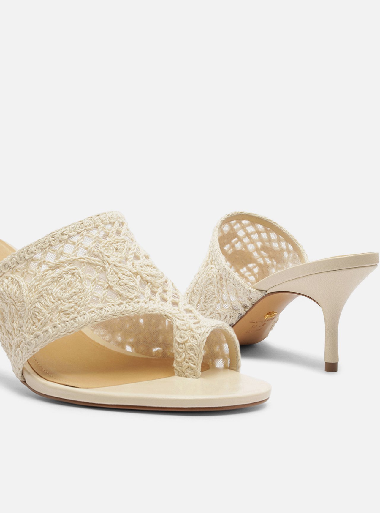 Sandália Off White Bordada Salto Fino Semi Coberta — foto 4