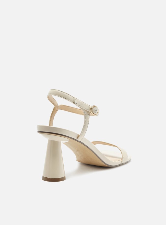 Sandália Off-White Salto Geométrico