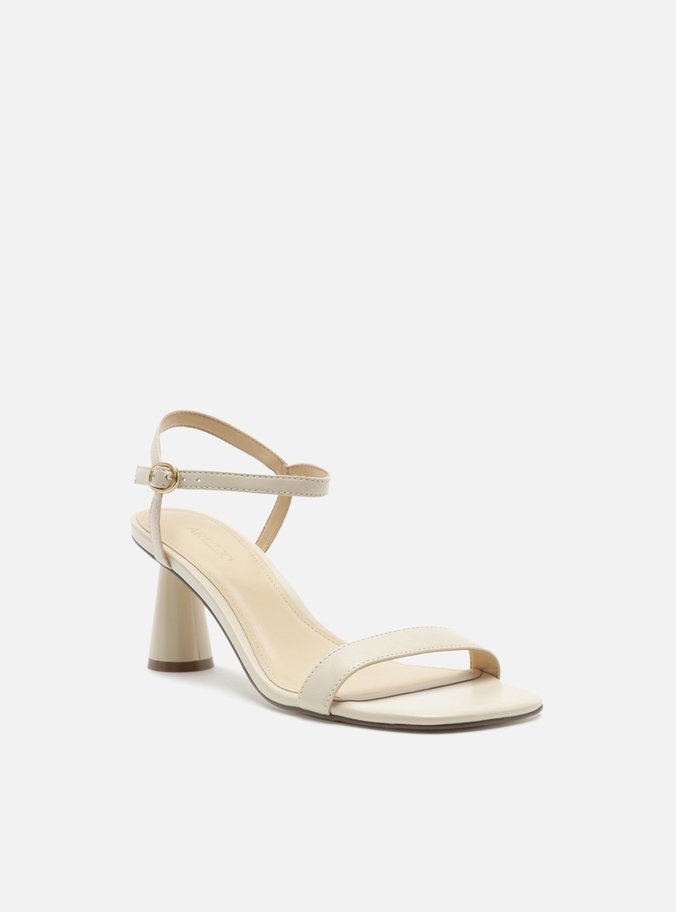 Sandália Off-White Salto Geométrico
