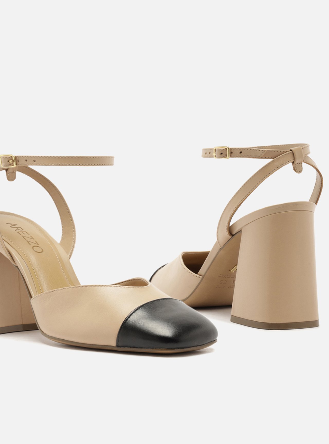 Scarpin Nude Couro Fivela Cap Toe Preto — foto 4
