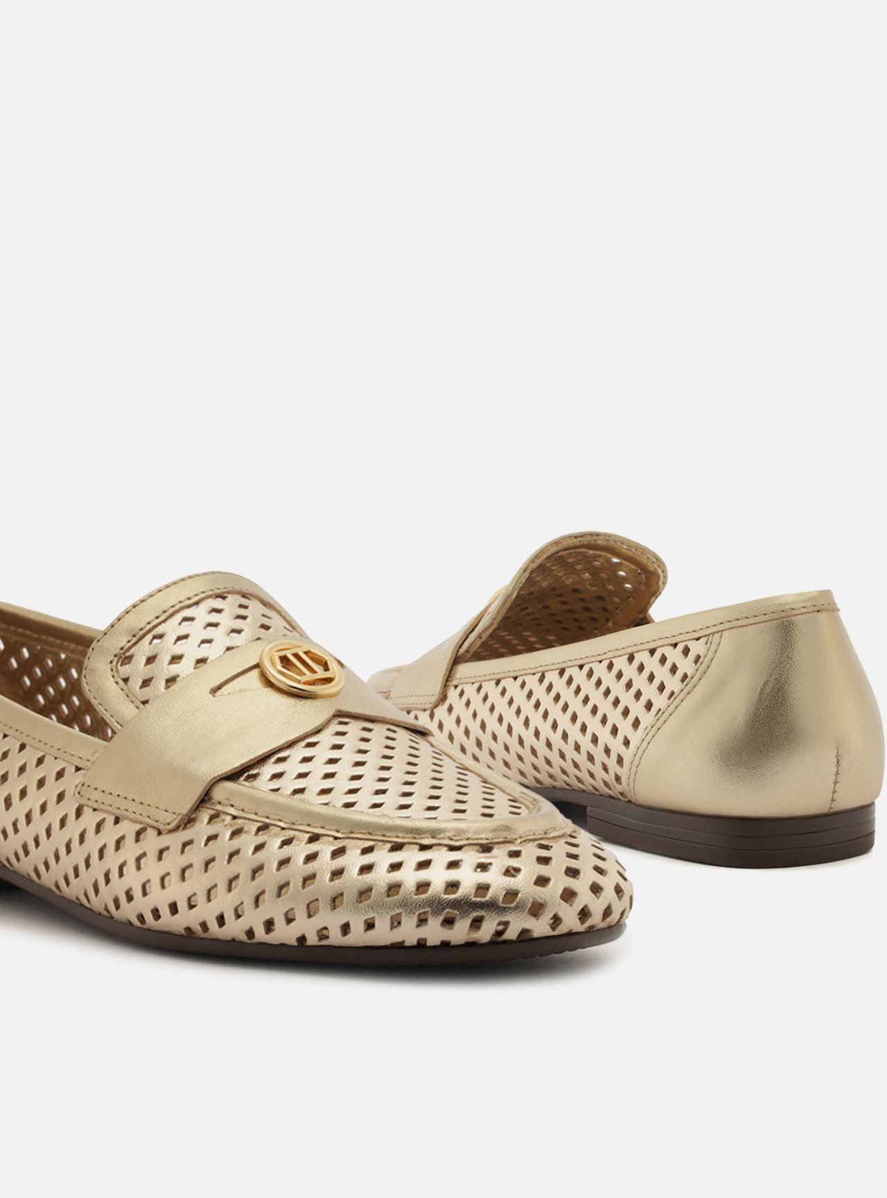 Mocassim Dourado Couro Bico Redondo Vazado Metal — foto 4
