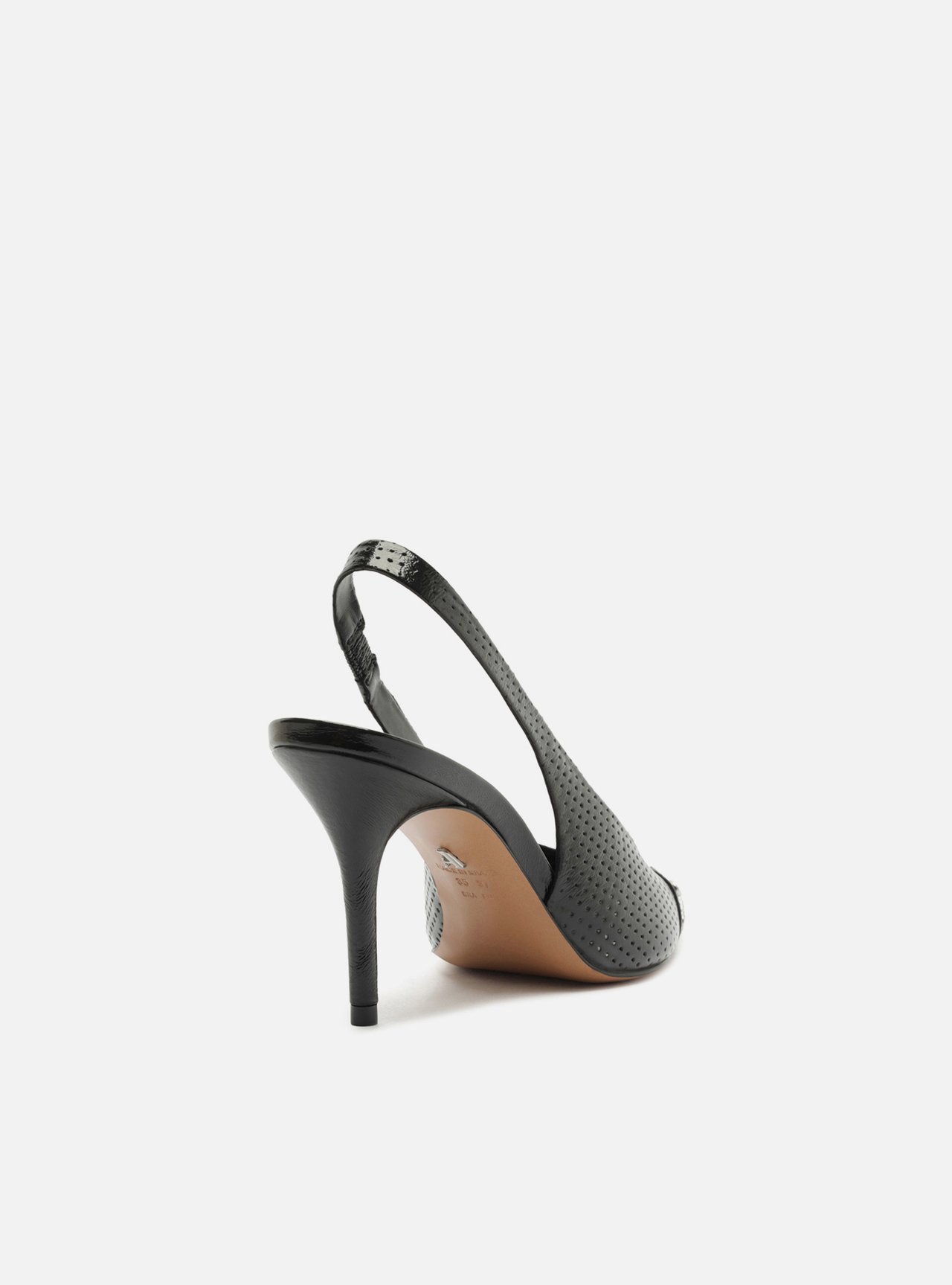 Scarpin Preto Couro Salto Médio Tachas — foto 3