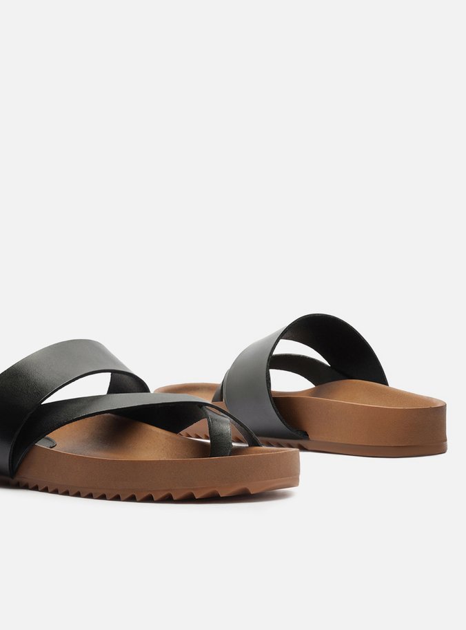 Papete Preta Couro Flatform Tiras Cruzadas