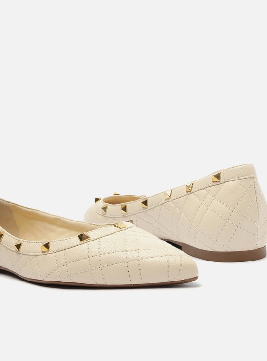 Sapatilha Off-White Matelassê Bico Fino Spikes